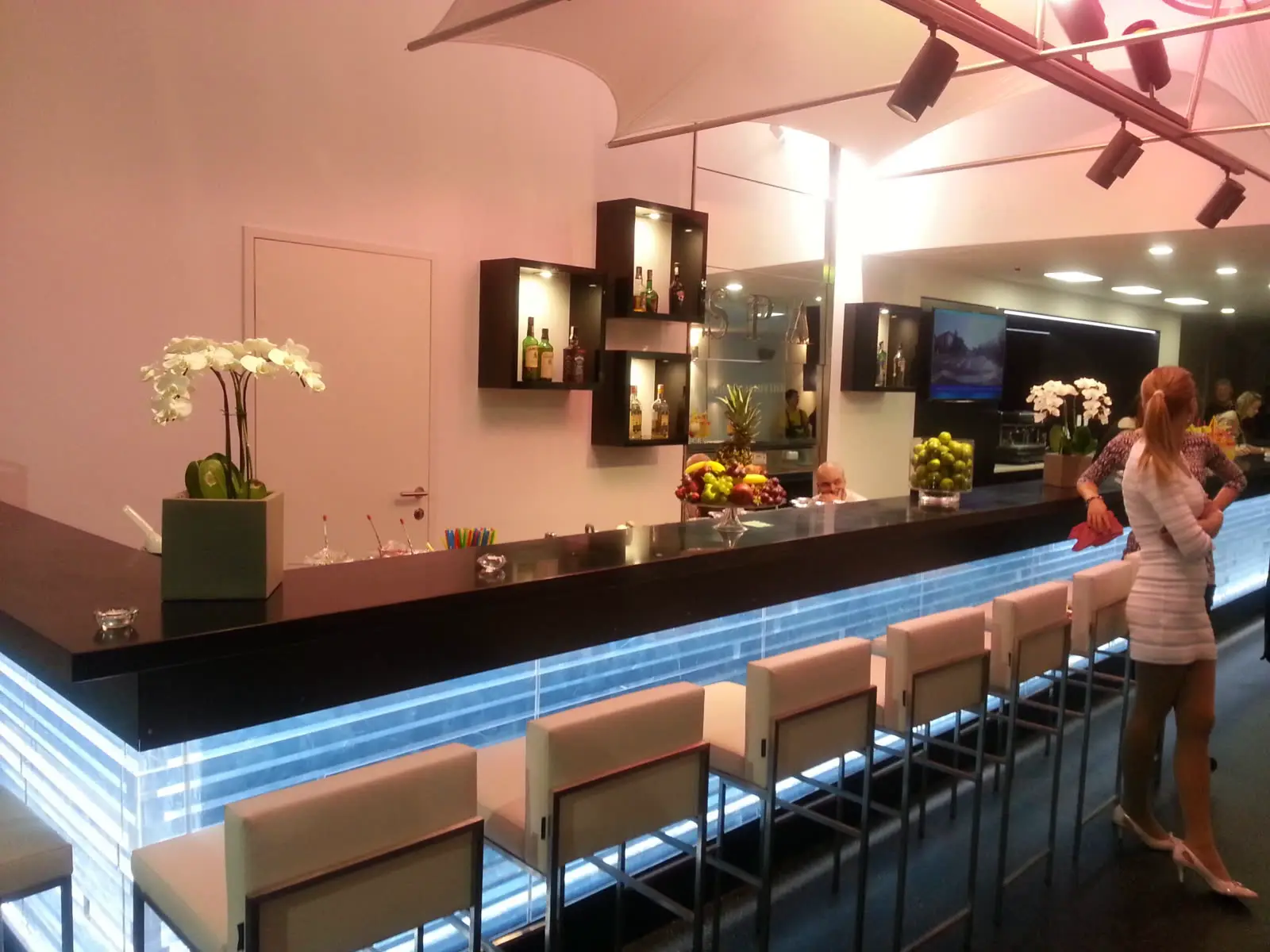 SPA bar AquaCity — pult s podsvieteným čelom a nika na fľaše