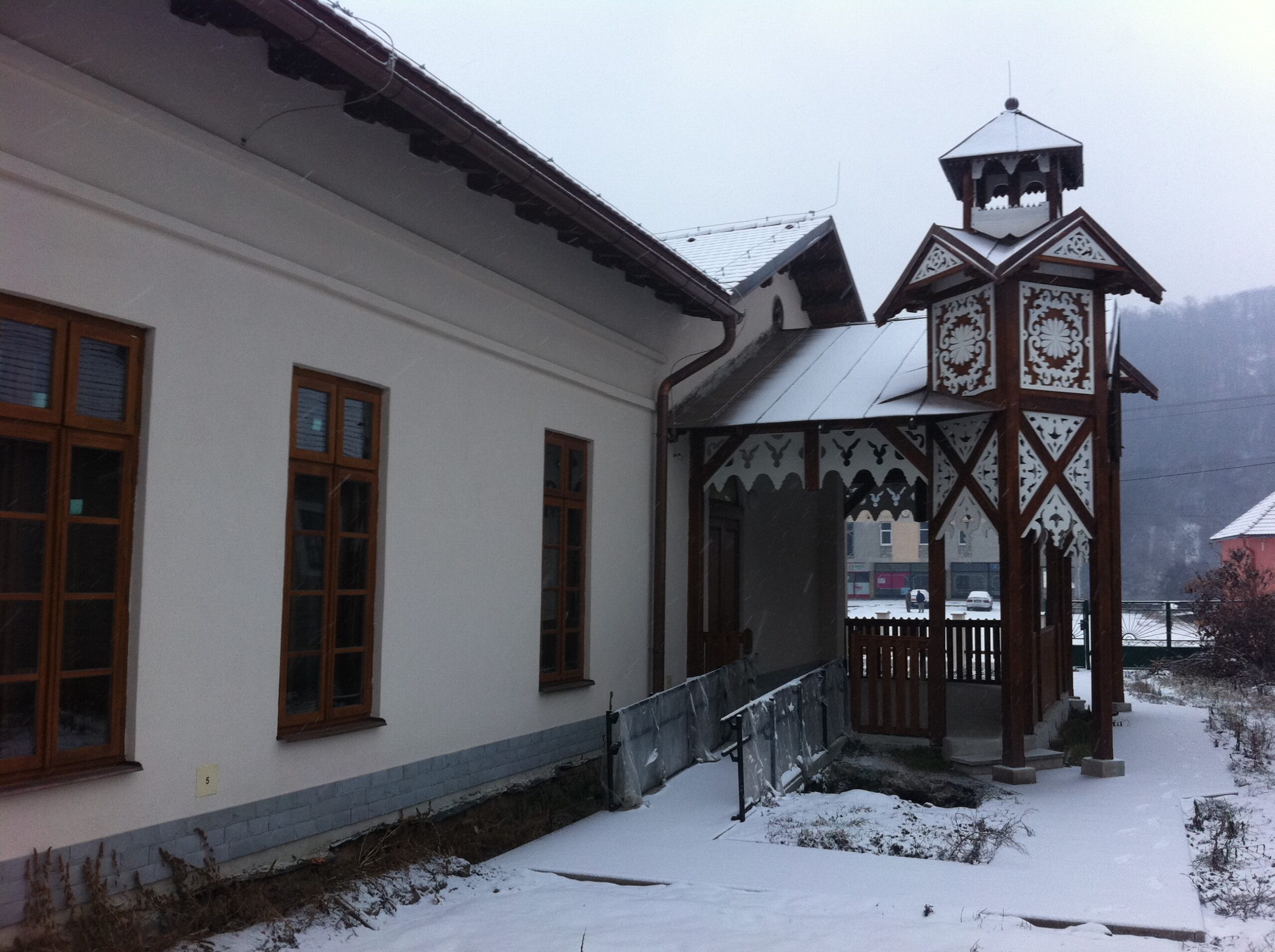Kaštieľ Hodejov — drevené vežičky a vstup