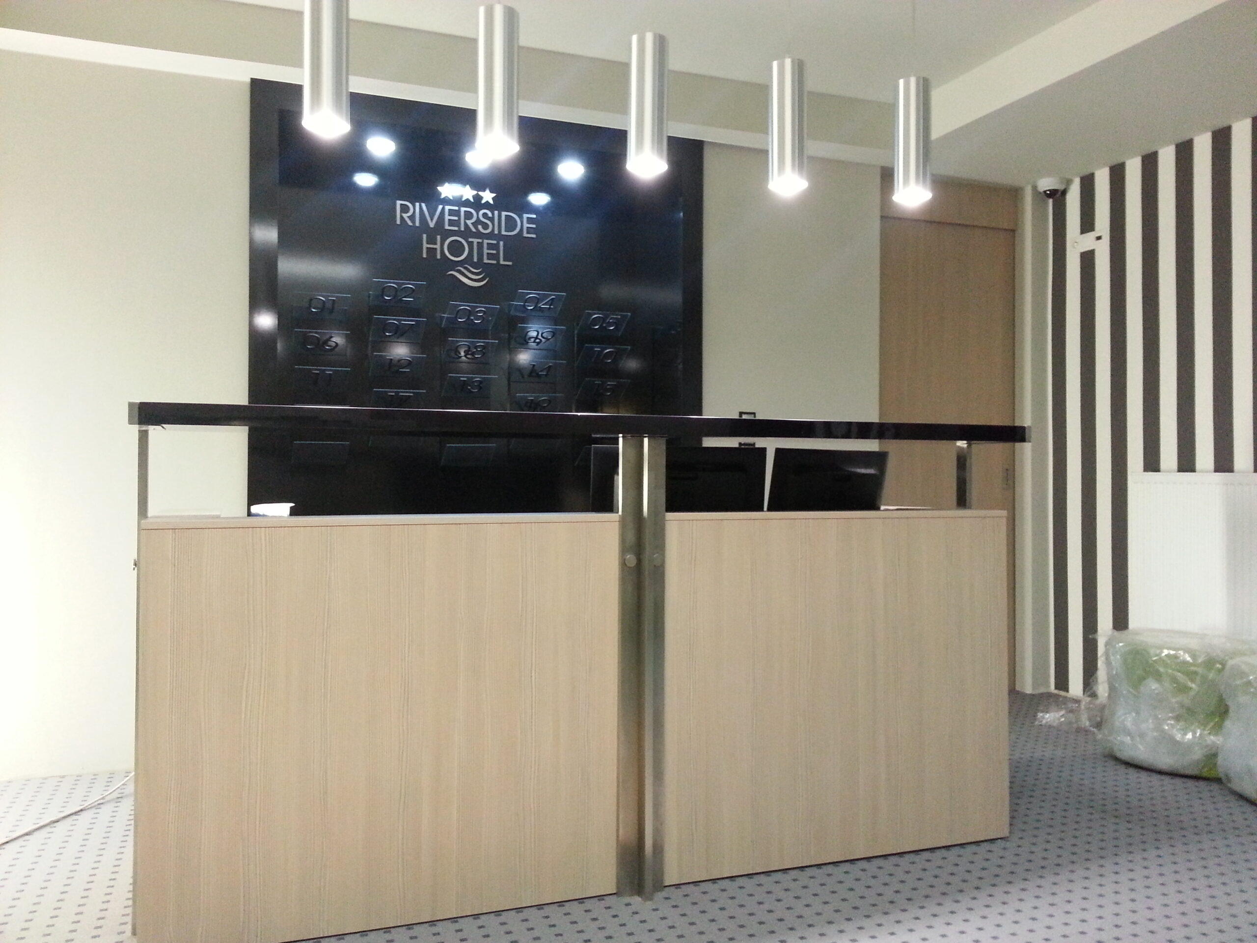 Recepcia Riverside Hotel — drevený pult